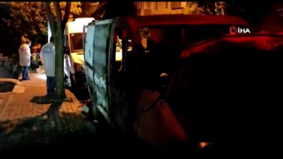 Panelvan Minibus Sokak Ortasinda Alev Alev Yandi