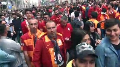 Taksim De Toplanan Galatasaray Taraftarlari Fenerbahce Atkisi Yirtti