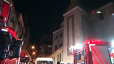 Istanbul Da Sandalye Atolyesinde Yangin Mahalleli Seferber Oldu